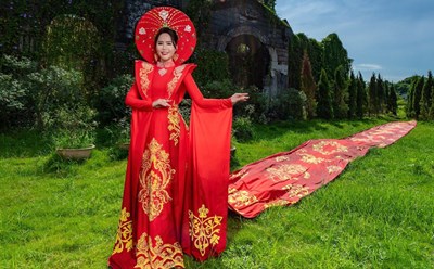 Chiếc áo dài 'Dấu ấn thời gian' của nhà thiết kế Hoàng Ly. Ảnh: Ban tổ chức