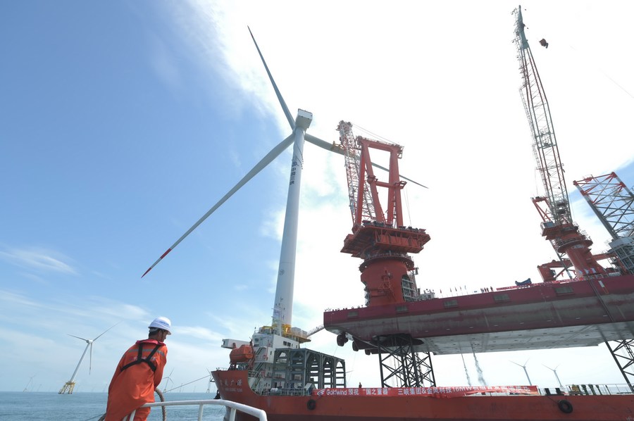 Lắp đặt tuabin gió ngoài khơi 16 megawatt đầu tiên trên thế giới ở Phúc Châu, tỉnh Phúc Kiến, Trung Quốc, ngày 28.6.2023. Ảnh: Xinhua