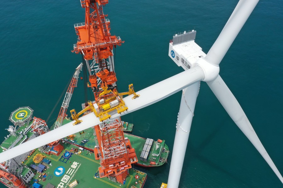 Lắp đặt tuabin gió ngoài khơi 16 megawatt đầu tiên trên thế giới ở Phúc Châu, tỉnh Phúc Kiến, Trung Quốc, ngày 28.6.2023. Ảnh: Xinhua
