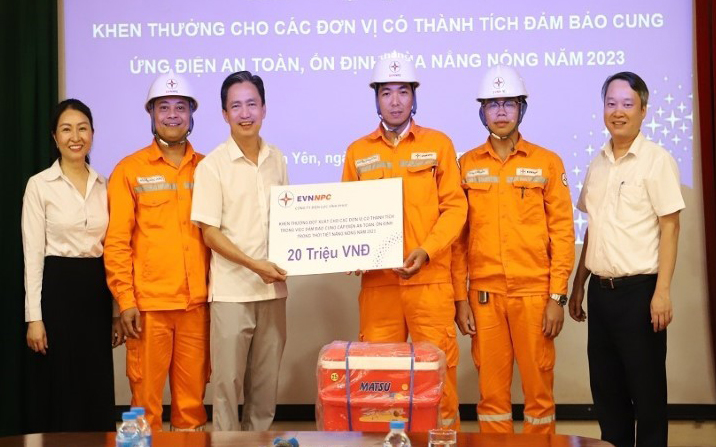 Khen thưởng, trao quà cho tập thể công nhân lao động Điện lực thành phố Vĩnh Yên. Ảnh: PC Vĩnh Phúc