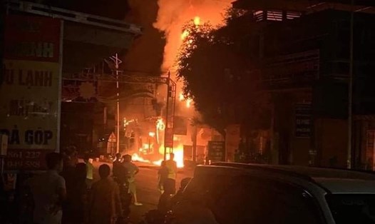 Hiện trường vụ cháy lúc nửa đêm ở huyện Lạc Sơn, tỉnh Hoà Bình. Ảnh: CTV.