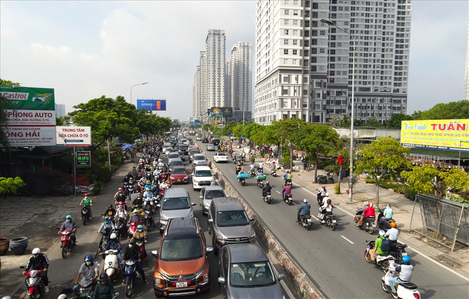 Xe cộ xếp hàng dài trên đường Nguyễn Hữu Thọ cao điểm sáng.  Ảnh: Minh Quân
