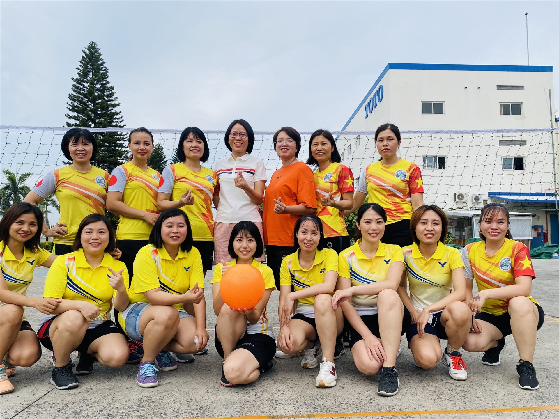 Chủ tịch Công đoàn Công ty TNHH ToTo Việt Nam Phạm Thị Bích Hải (áo trắng) có nhiều sáng tạo trong việc nâng cao đời sống tinh thần, tăng tình đoàn kết công nhân. Ảnh: Hải Minh