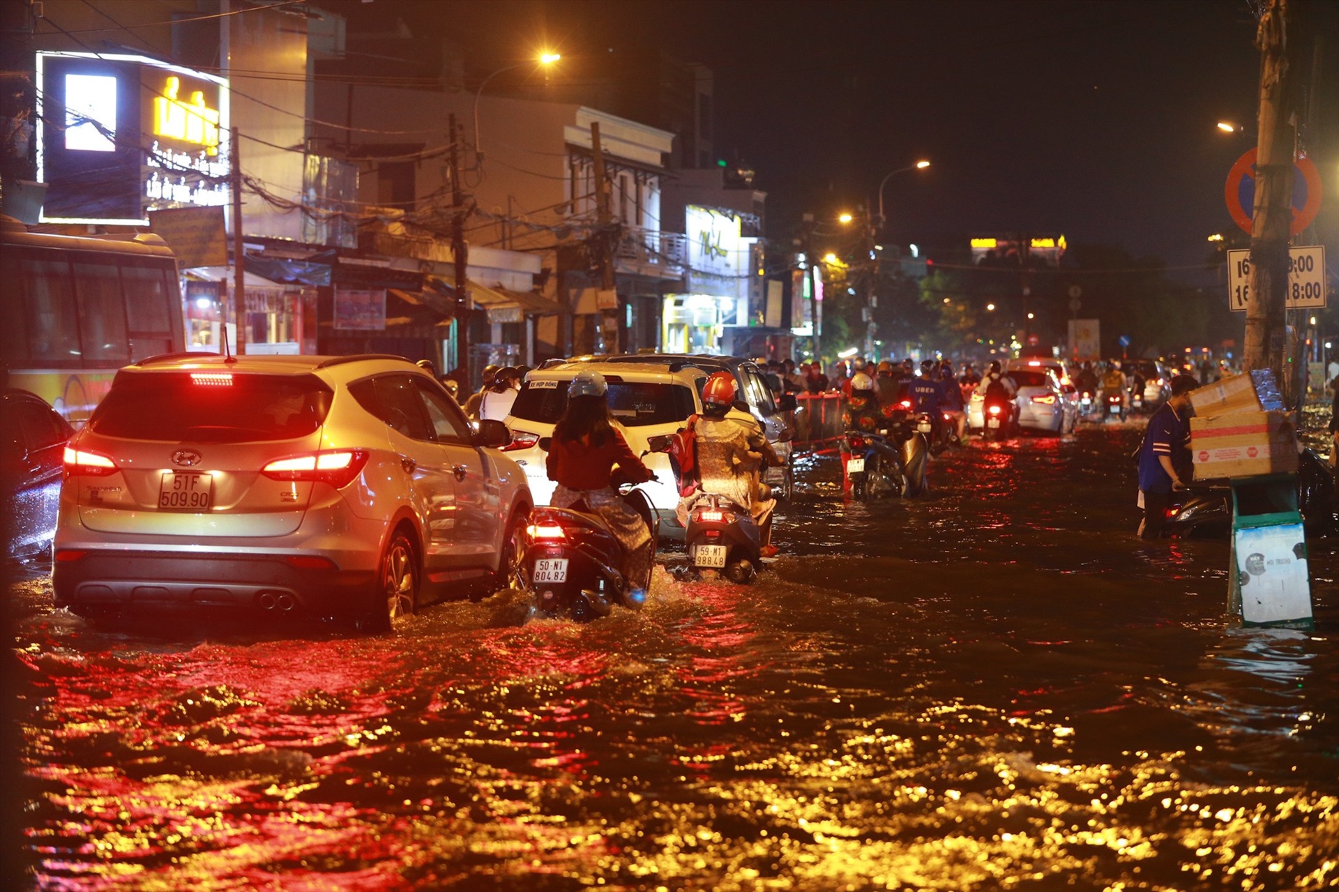 Hầu như các tuyến đường ở quận Bình Tân đều bị ngập sau cơn mưa lớn tối 29.6. Ảnh: Thanh Vũ