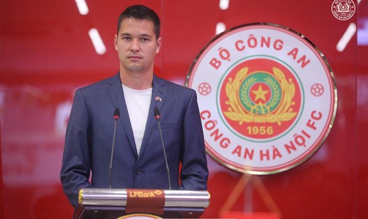 Filip Nguyễn chia sẻ tại buổi lễ kí hợp đồng với câu lạc bộ Công an Hà Nội. Ảnh: CAHN FC