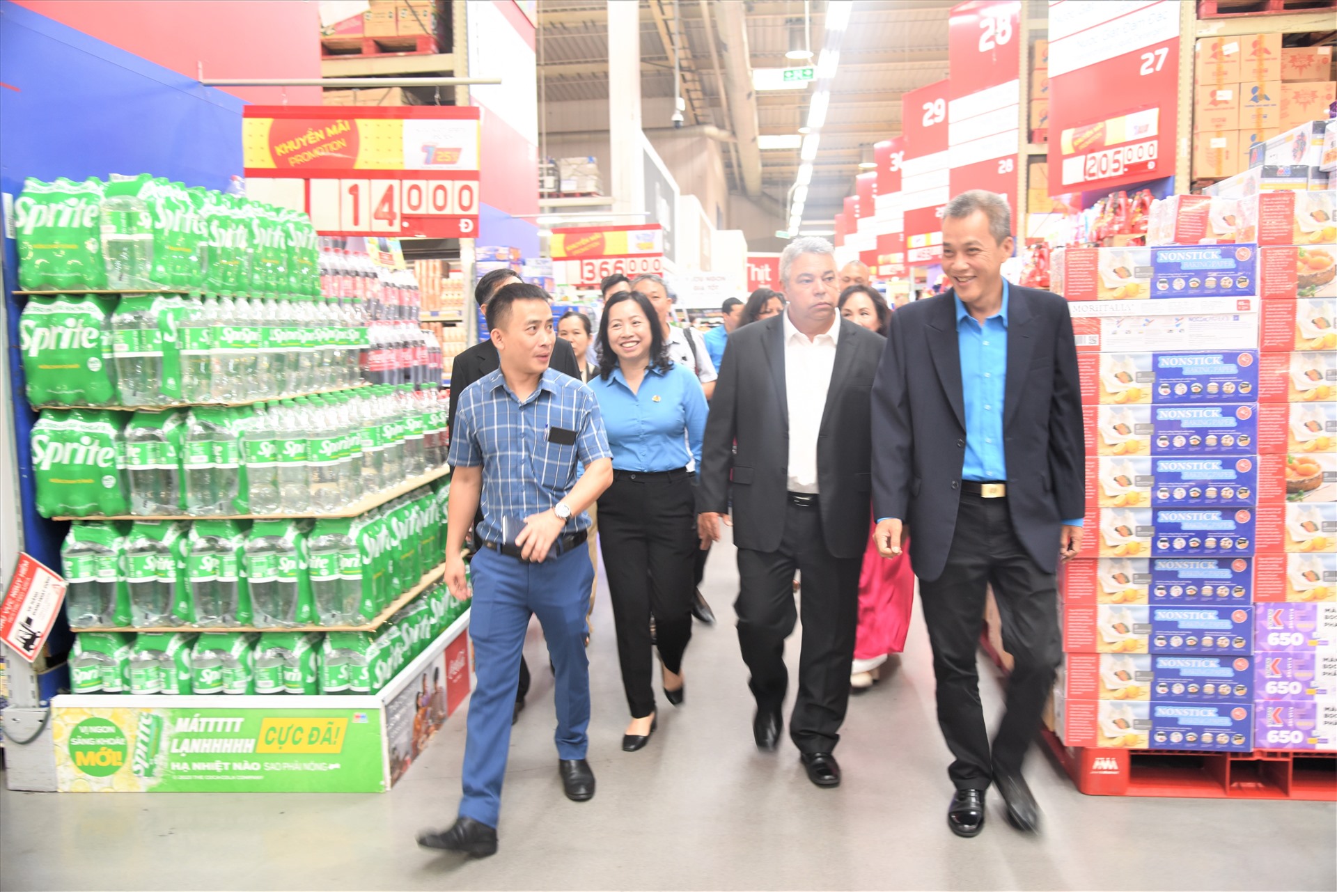 Ông Ulises Guilarte de Nacimiento đi thăm siêu thị Mega Makert. Ảnh: Nam Dương