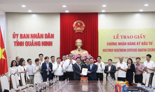 Ông Cao Tường Huy - Quyền Chủ tịch UBND tỉnh trao Giấy chứng nhận đầu tư cho đại diện Tập đoàn Foxconn ngày 29.6.2023. Ảnh: Hoàng Nga