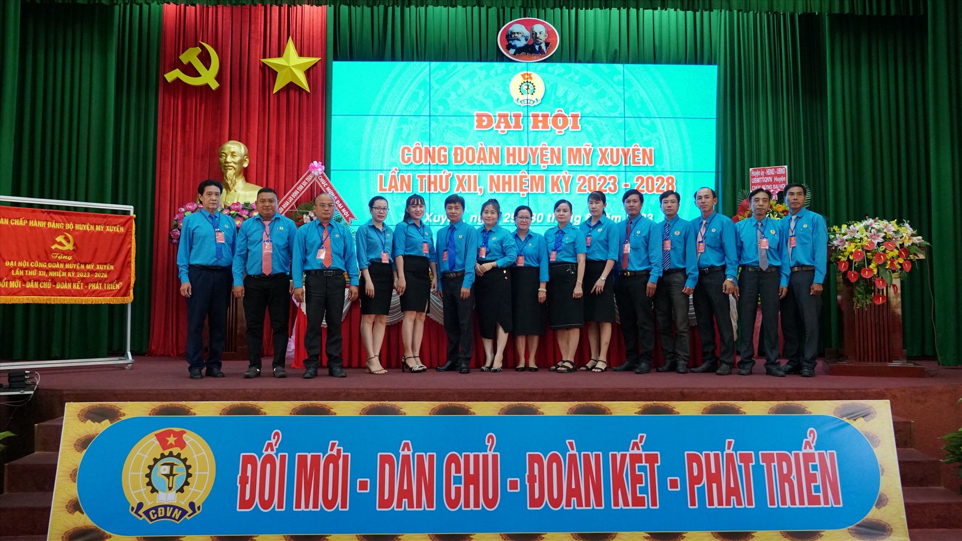 Ban chấp hành nhiệm kì mới ra mắt Đại hội. Ảnh: Anh Khoa