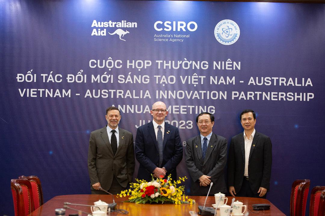 Từ trái qua: Đại sứ Australia tại Việt Nam Andrew Goledzinowski; Giám đốc Điều hành phụ trách Tăng trưởng và Chiến lược của CSIRO Jonathan Law; Bộ trưởng Bộ Khoa học Công nghệ Huỳnh Thành Đạt và Thứ trưởng Bộ Bộ Khoa học Công nghệ Bùi Thế Duy. Ảnh: ĐSQ Australia