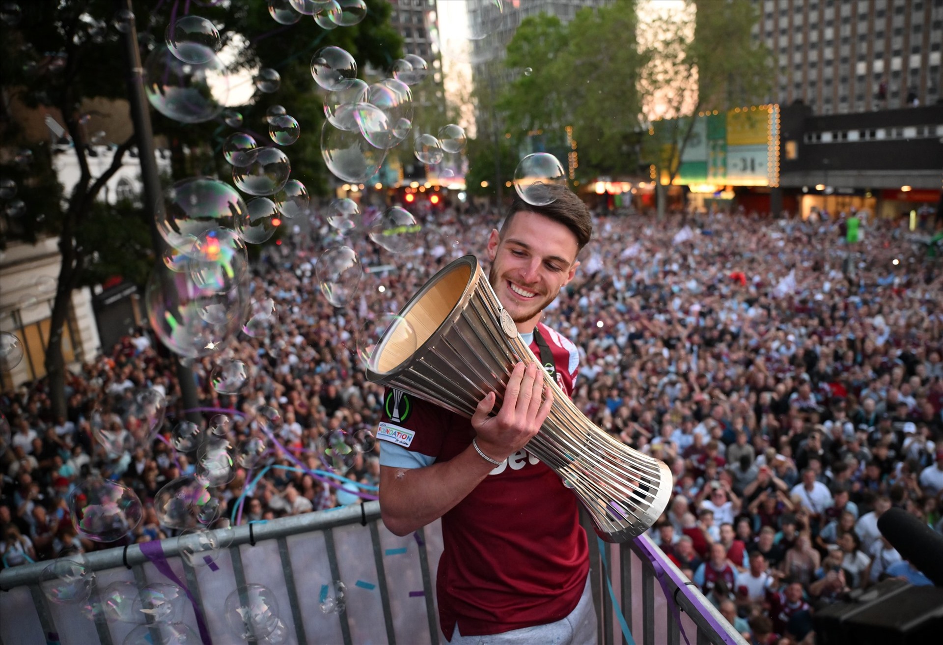 Declan Rice trở thành cầu thủ người Anh đắt giá nhất lịch sử