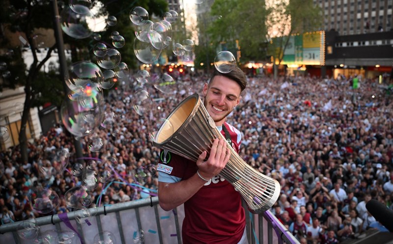 Declan Rice Clapping Declan Rice trở thành cầu thủ người Anh đắt giá nhất lịch sử