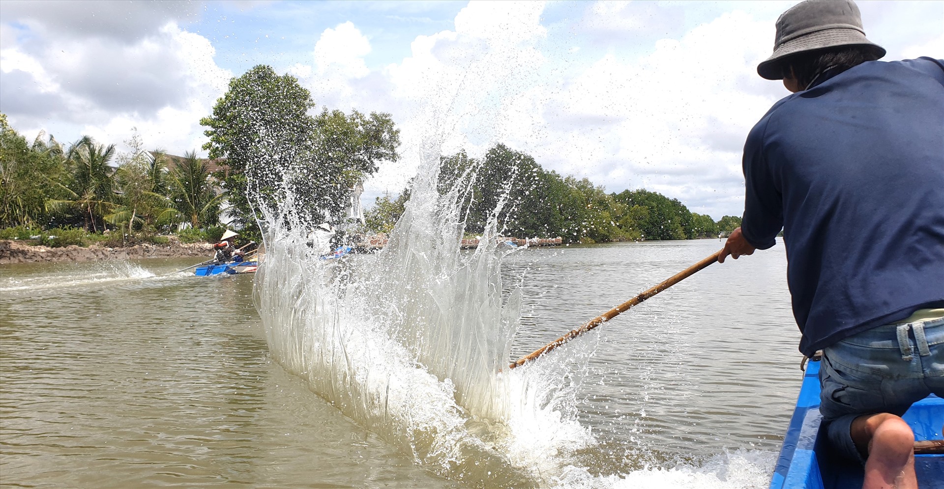 Sau khi xác định được luồn cá, buông lưới và đánh cá. Ảnh: Nhật Hồ