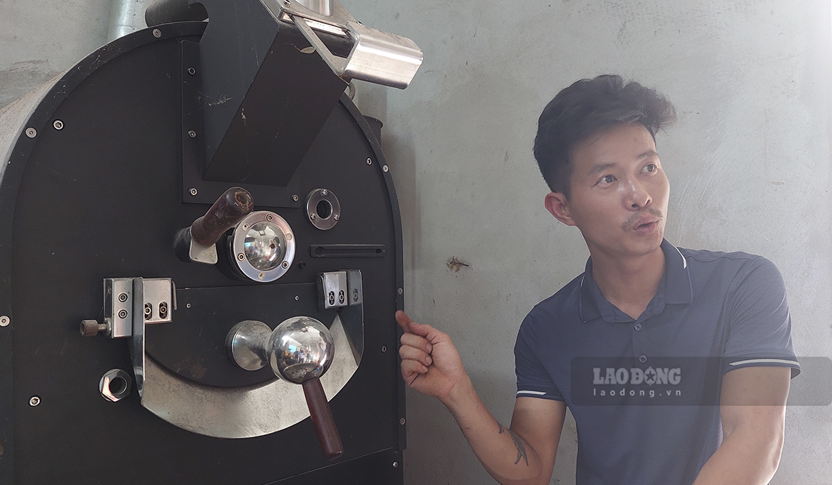  Anh Phạm Mạnh Hùng bên chiếc máy rang cà phê tự chế. Ảnh: Văn Thành Chương