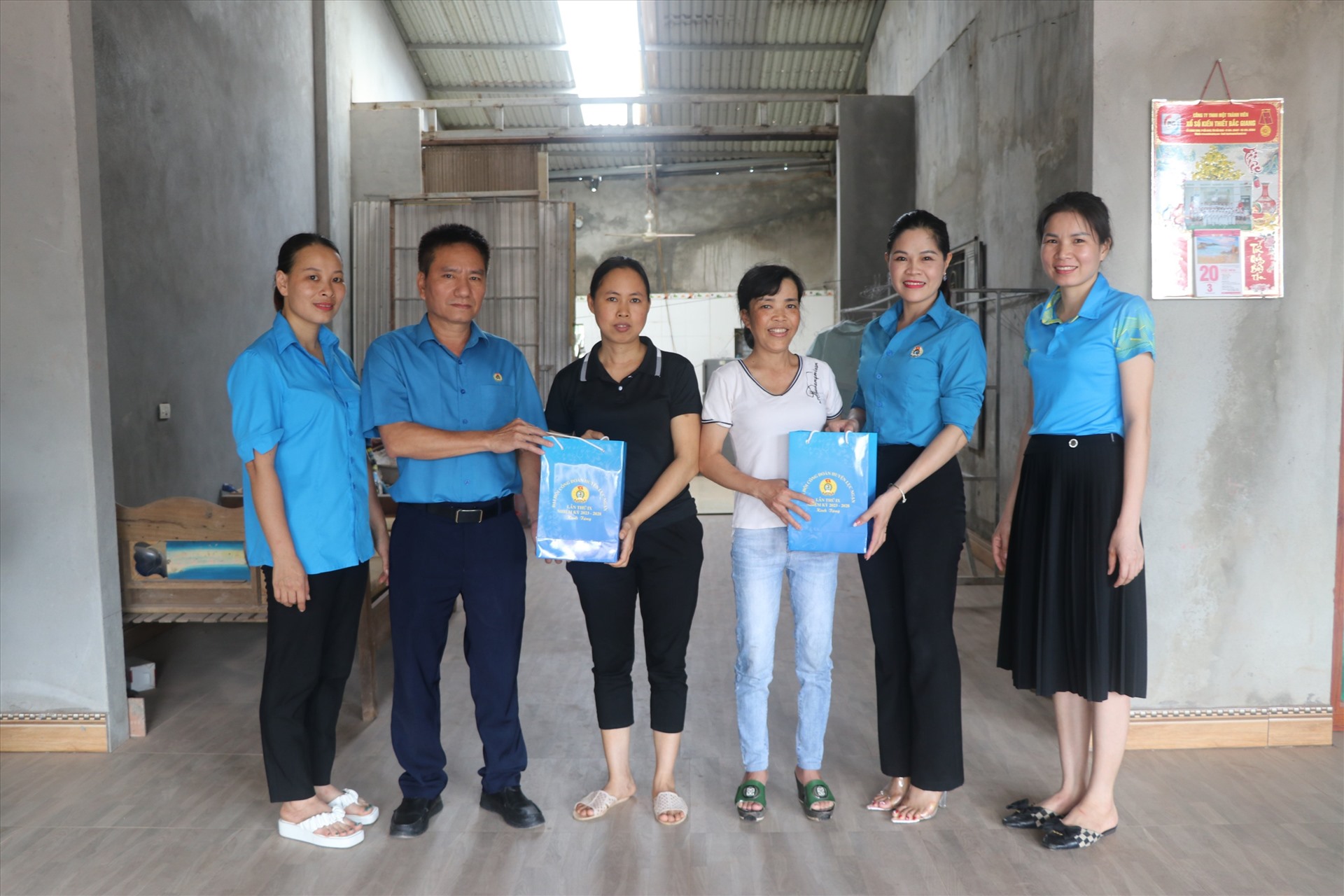 Lãnh đạo Liên đoàn Lao động huyện Lục Ngạn trao quà cho nữ công nhân lao động. Ảnh: LĐLĐ huyện Lục Ngạn 