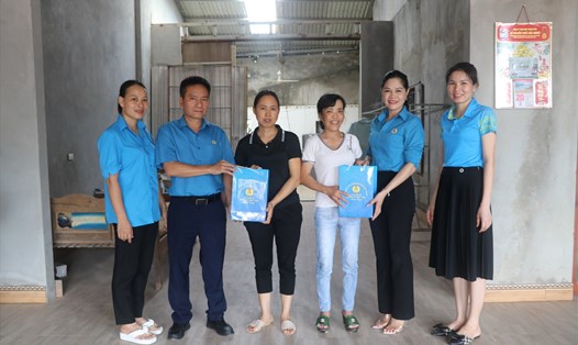 Lãnh đạo Liên đoàn Lao động huyện Lục Ngạn trao quà cho nữ công nhân lao động. Ảnh: LĐLĐ huyện Lục Ngạn 