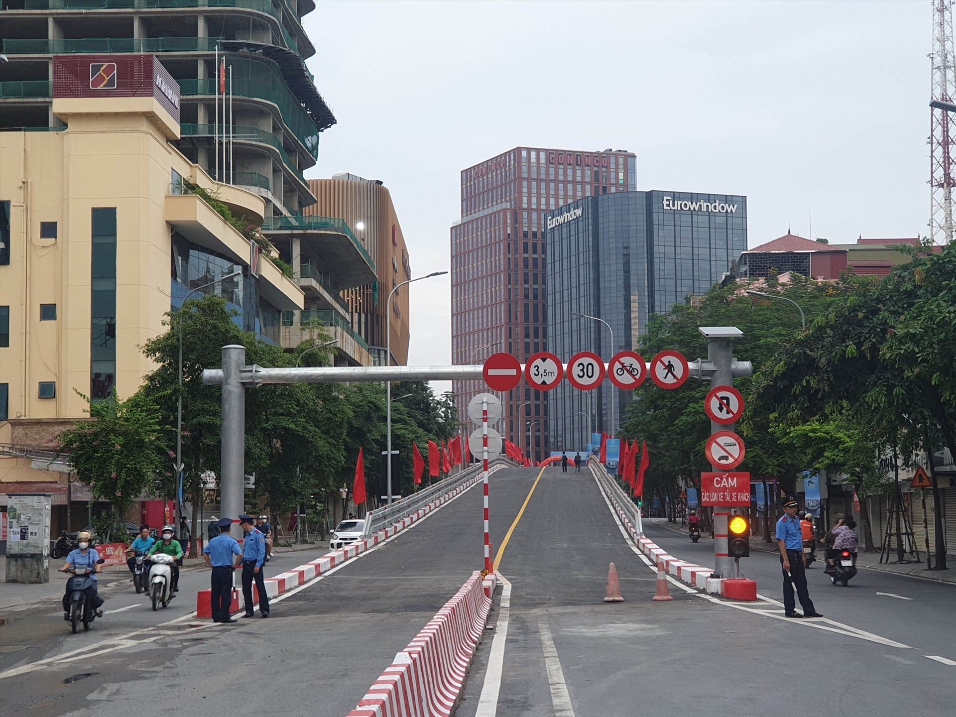 Hệ thống biển báo được đặt tại 2 đầu cầu vượt. Ảnh: Phạm Đông