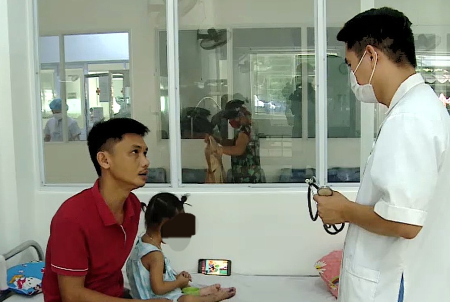 Nhiều trẻ mắc tay chân miệng ở Đà Nẵng. Ảnh: Nguyễn Linh