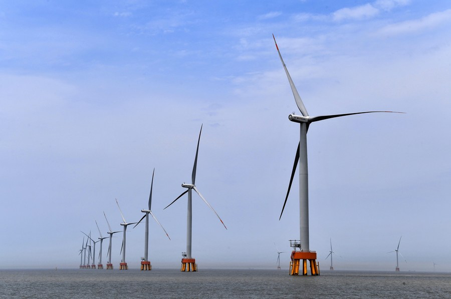Trang trại gió ngoài khơi ở tỉnh Chiết Giang, Trung Quốc. Ảnh: Xinhua