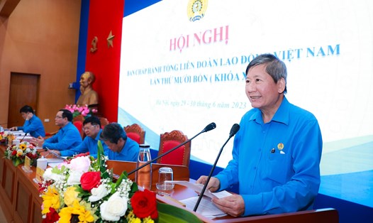 Phó Chủ tịch Thường trực Tổng Liên đoàn Lao động Việt Nam Trần Thanh Hải trình bày tổng hợp ý kiến, tiếp thu giải trình vào sáng 30.6. Ảnh: Hải Nguyễn 