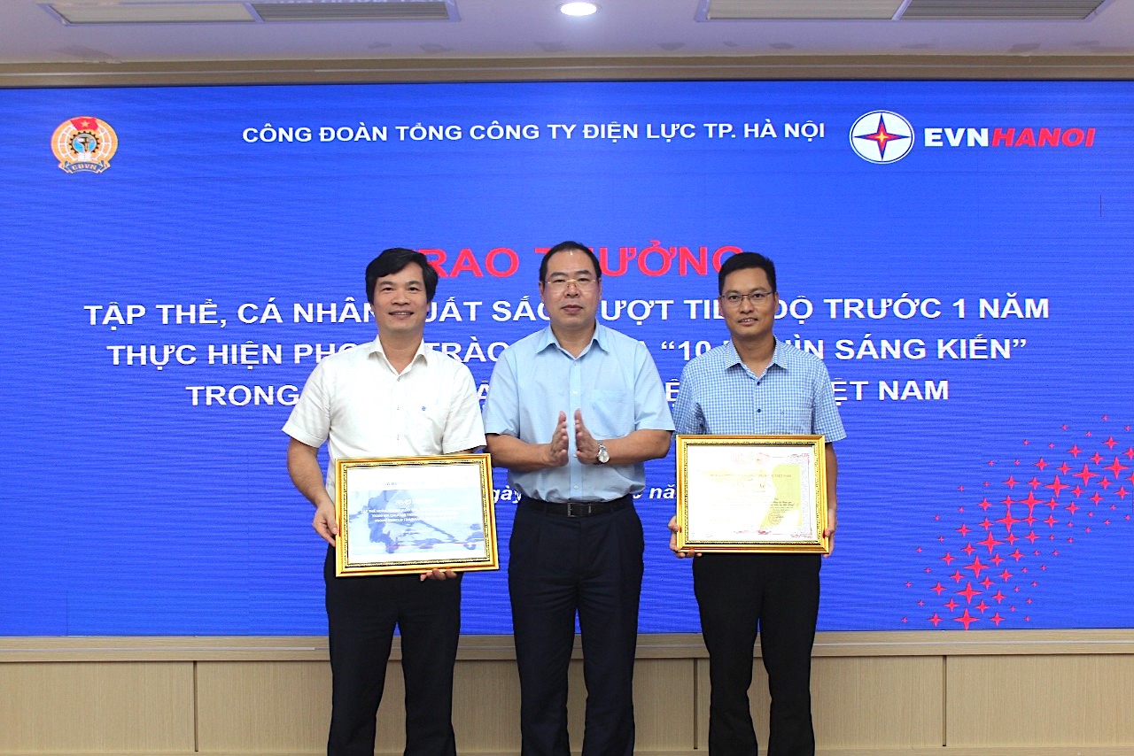 Lãnh đạo Công đoàn Điện lực Việt Nam khen thưởng cá nhân và tập thể Công đoàn EVNHANOI hoàn thành vượt chỉ tiêu Chương trình 10 sáng kiến. Ảnh: Công đoàn ĐLVN