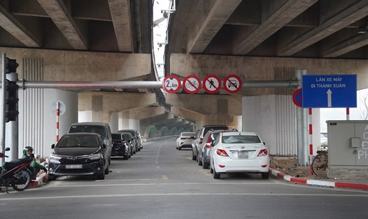 Cầu vòm sắt 65 tỉ đồng ở Hà Nội dành riêng cho xe máy thành bãi đỗ ô tô. Ảnh: Hữu Chánh
