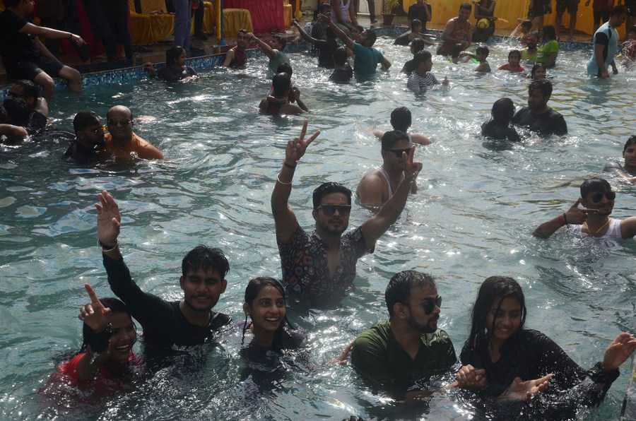 Giải nhiệt mùa hè trong bể bơi ở Ấn Độ. Ảnh: Xinhua