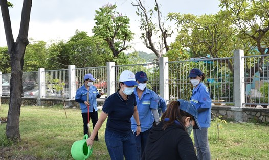 2.000 công nhân dọn dẹp lô đất trống, hưởng ứng tháng vì môi trường tại Đà Nẵng. Ảnh: Nguyên Thi