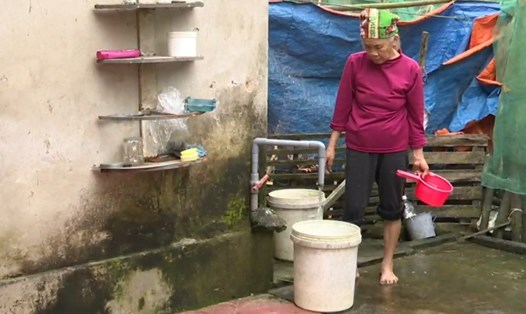Người dân ở huyện Triệu Phong dùng nước giếng bị nhiễm phèn nặng. Ảnh: Hưng Thơ.