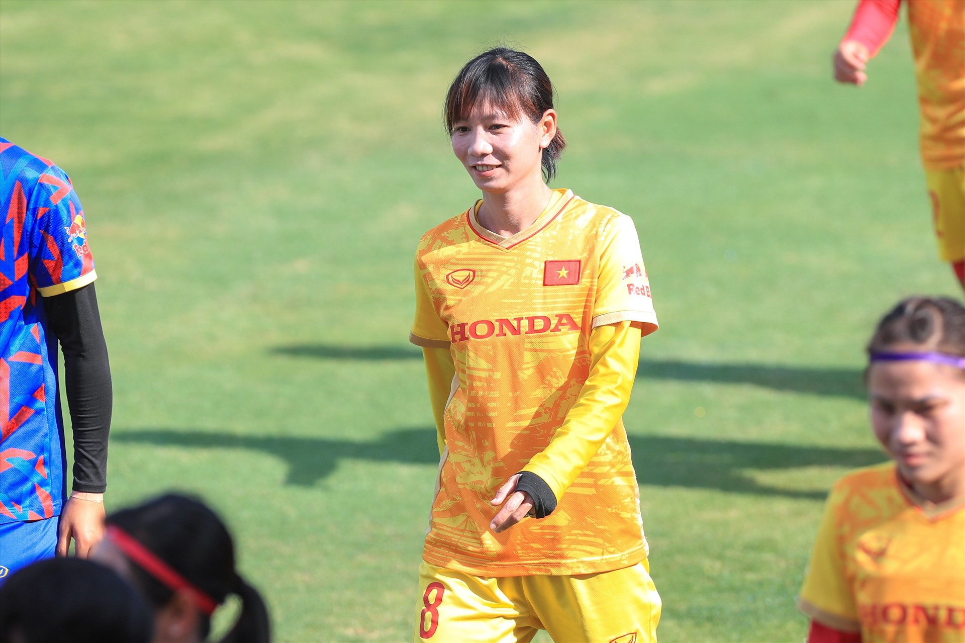 Buổi tập diễn ra trong không khí thoải mái. Đội tuyển nữ Việt Nam đang có sự chuẩn bị tốt nhất cho World Cup nữ 2023 diễn ra vào tháng 7 tới đây tại New Zealand.