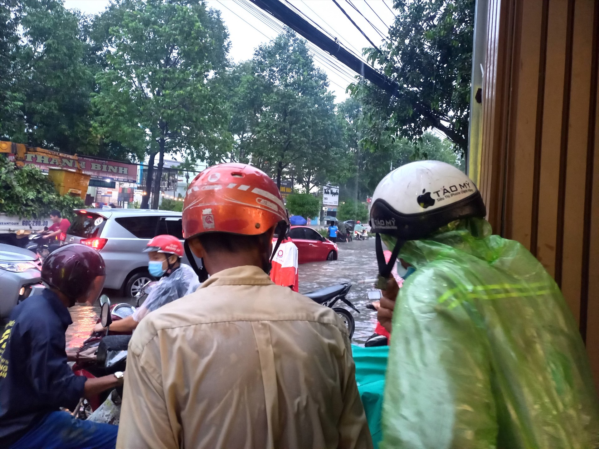 Cơn mưa lớn đúng giờ tan ca, nhiều người dân chịu trận chờ nước rút. Ảnh: Hà Anh Chiến