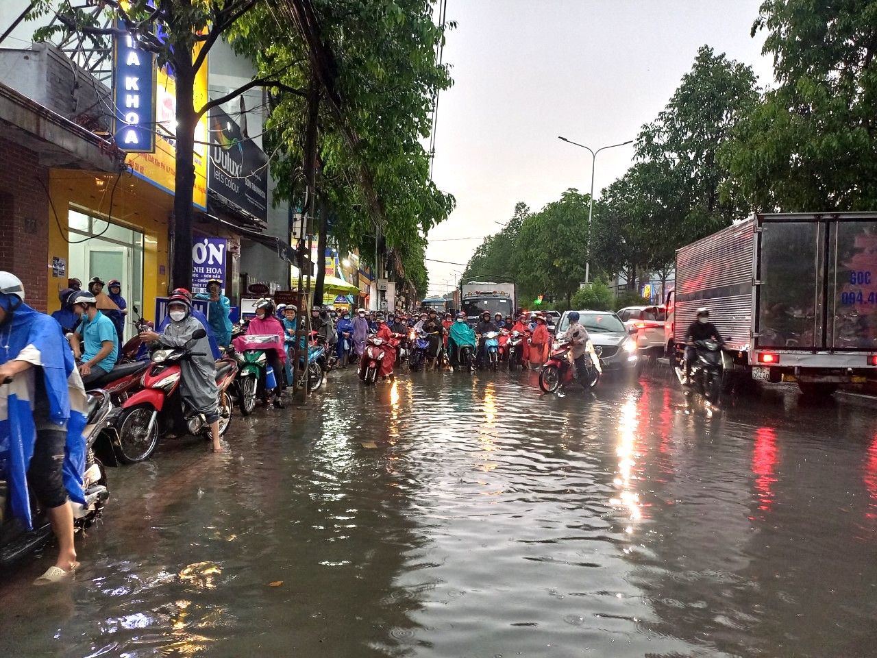 Nước ngập, các phương tiện không dám di chuyển khiến đường Đồng Khởi kẹt xe nghiêm trọng. Ảnh: Hà Anh Chiến