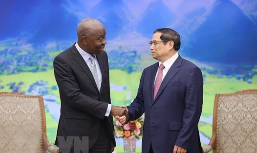 Thủ tướng Chính phủ Phạm Minh Chính và Tổng Giám đốc Tổ chức Lao động Quốc tế (ILO) Gilbert F. Houngbo. Ảnh: TTXVN