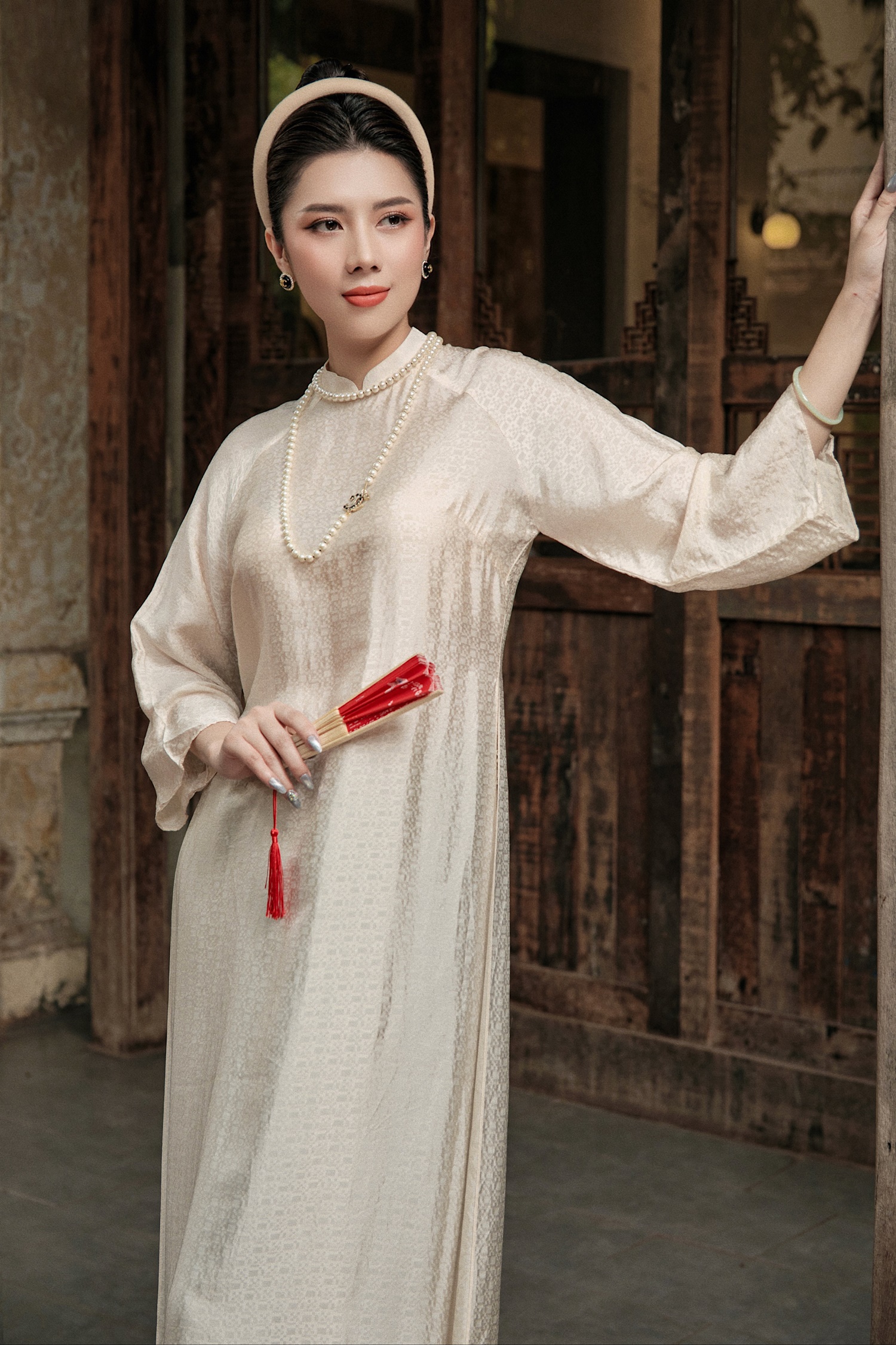 Trong bộ ảnh mới, Hoa hậu Dương Yến Nhung thả dáng với những thiết kế áo dài tinh tế và đầm hoa sang chảnh.  