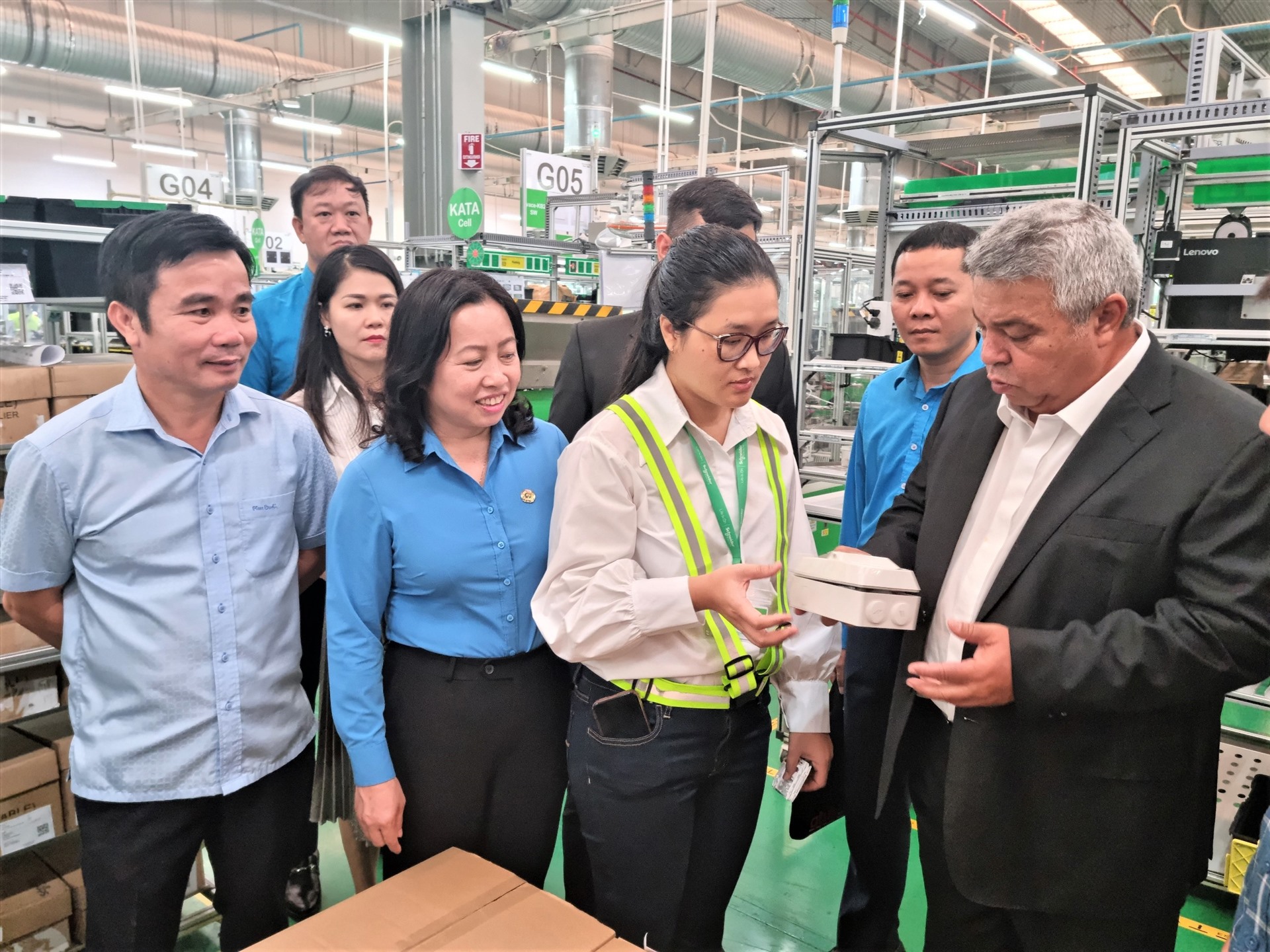 Ông Ulises Guilarte de Nacimiento (bìa phải) và Phó Chủ tịch Tổng LĐLĐVN Thái Thu Xương (bìa trái) nghe nhân viên Công ty TNHH Schneider Electric Manufacturing giới thiệu về sản phẩm của công ty. Ảnh: Nam Dương