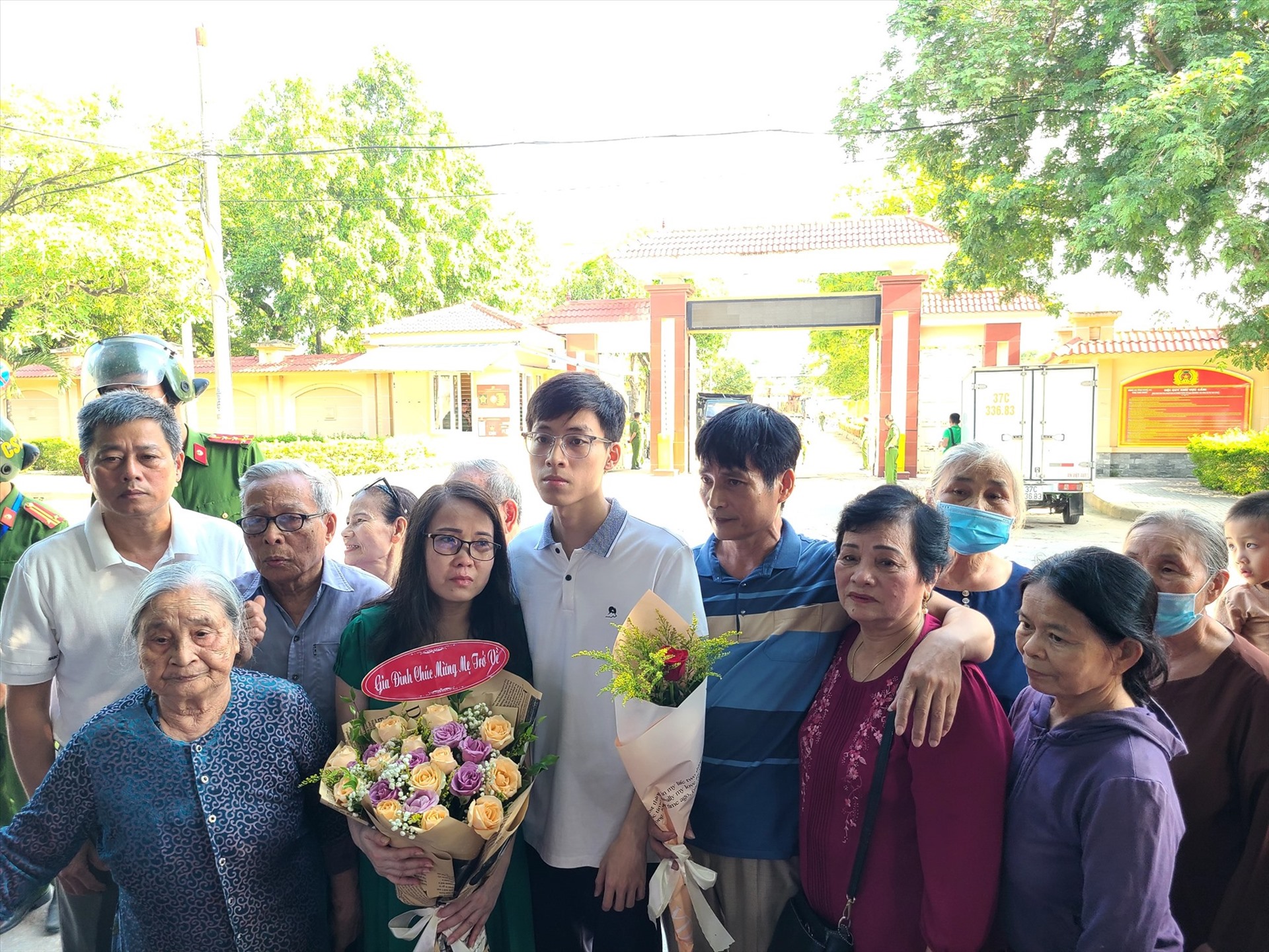 Bà Lê Thị Dung xúc động được trở về với gia đình. Ảnh: Hải Đăng