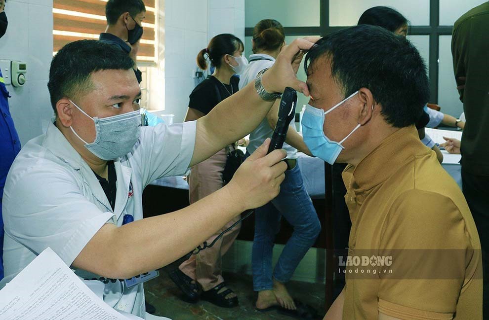 Một buổi thăm khám bệnh định kỳ (1 năm 2 lần) cho công nhân Công ty Than Mạo Khê. Ảnh: Đoàn Hưng