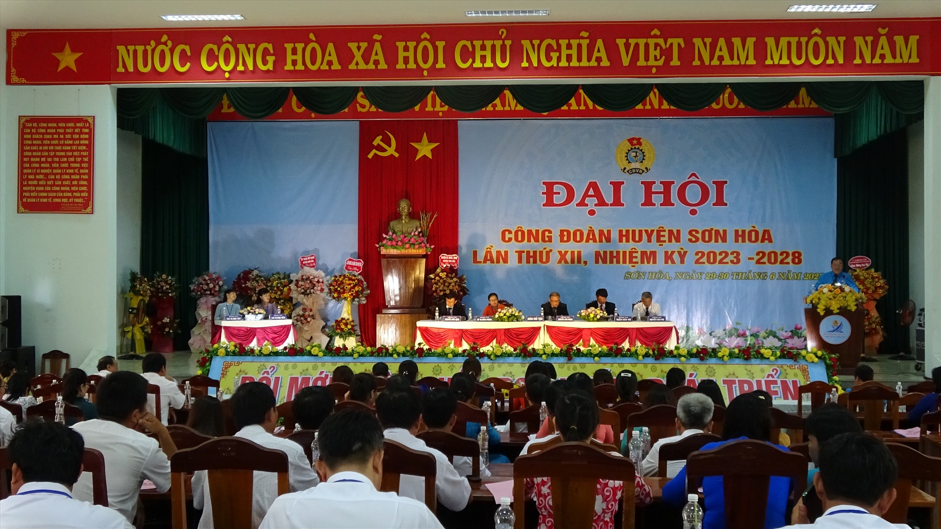 Đại hội Công đoàn huyện Sơn Hòa đánh giá lại những kết quả đạt được trong 5 năm qua. Ảnh: Mạnh Tuấn