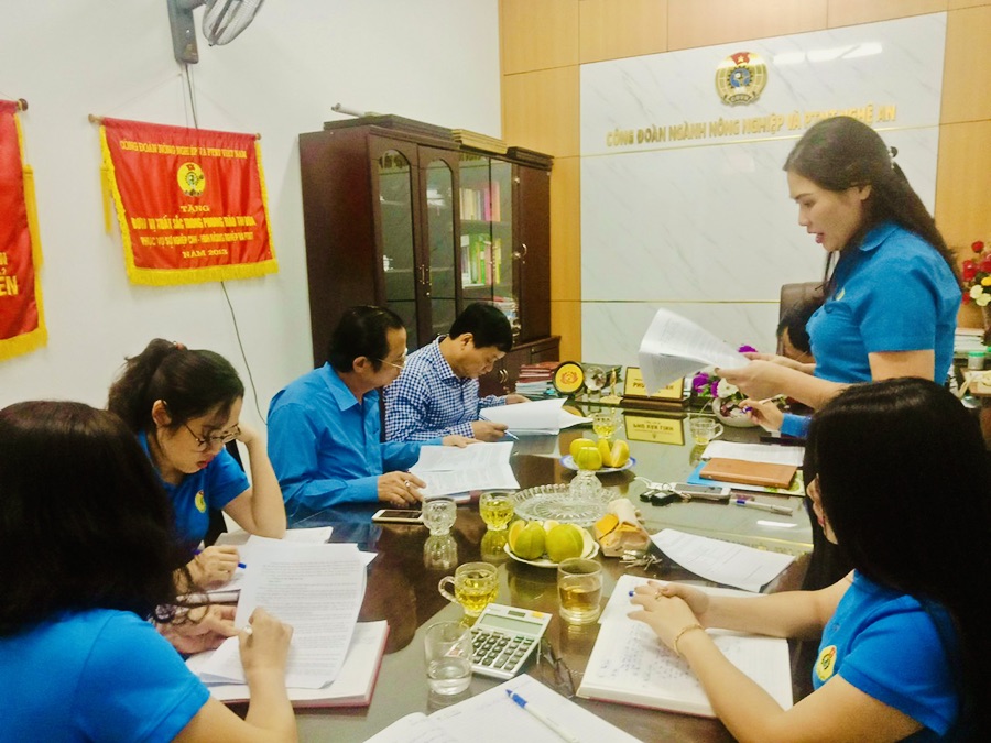 Đoàn kiểm tra LĐLĐ tỉnh làm việc tại Công đoàn ngành NNPTNT Nghệ An. Ảnh: Quỳnh Trang