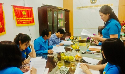 Đoàn kiểm tra LĐLĐ tỉnh làm việc tại Công đoàn ngành NNPTNT Nghệ An. Ảnh: Quỳnh Trang