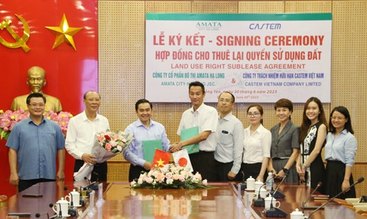 Đại diện hai công ty trao biên bản ký kết hợp đồng cho thuê lại quyền sử dụng đất để triển khai dự án đầu tư tại Khu công nghiệp Sông Khoai. Ảnh: Nguyễn Thanh (QMG)