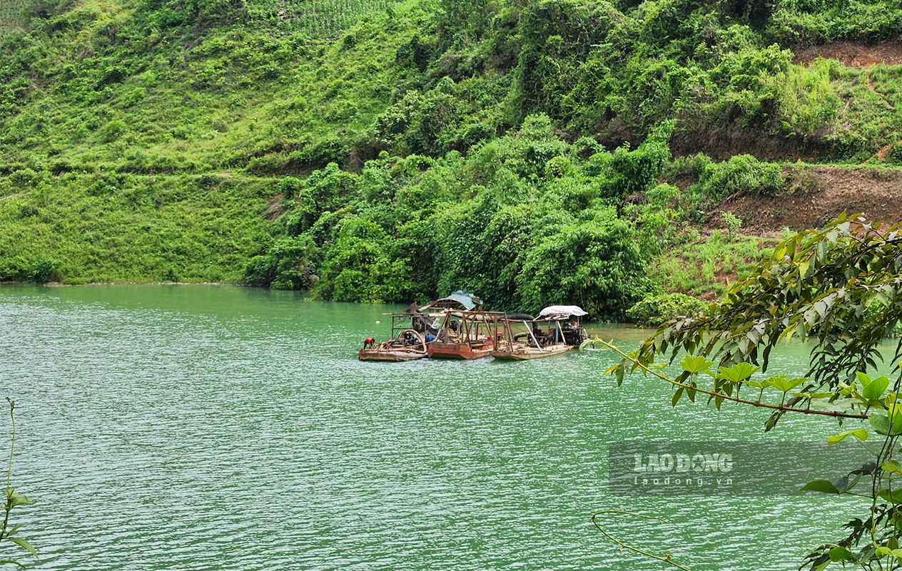 Cơ quan chức năng đã xử lý các phương tiện hút cát trái phép lòng sông Gâm sau phản ánh của Lao Động. Ảnh: Tân Văn.