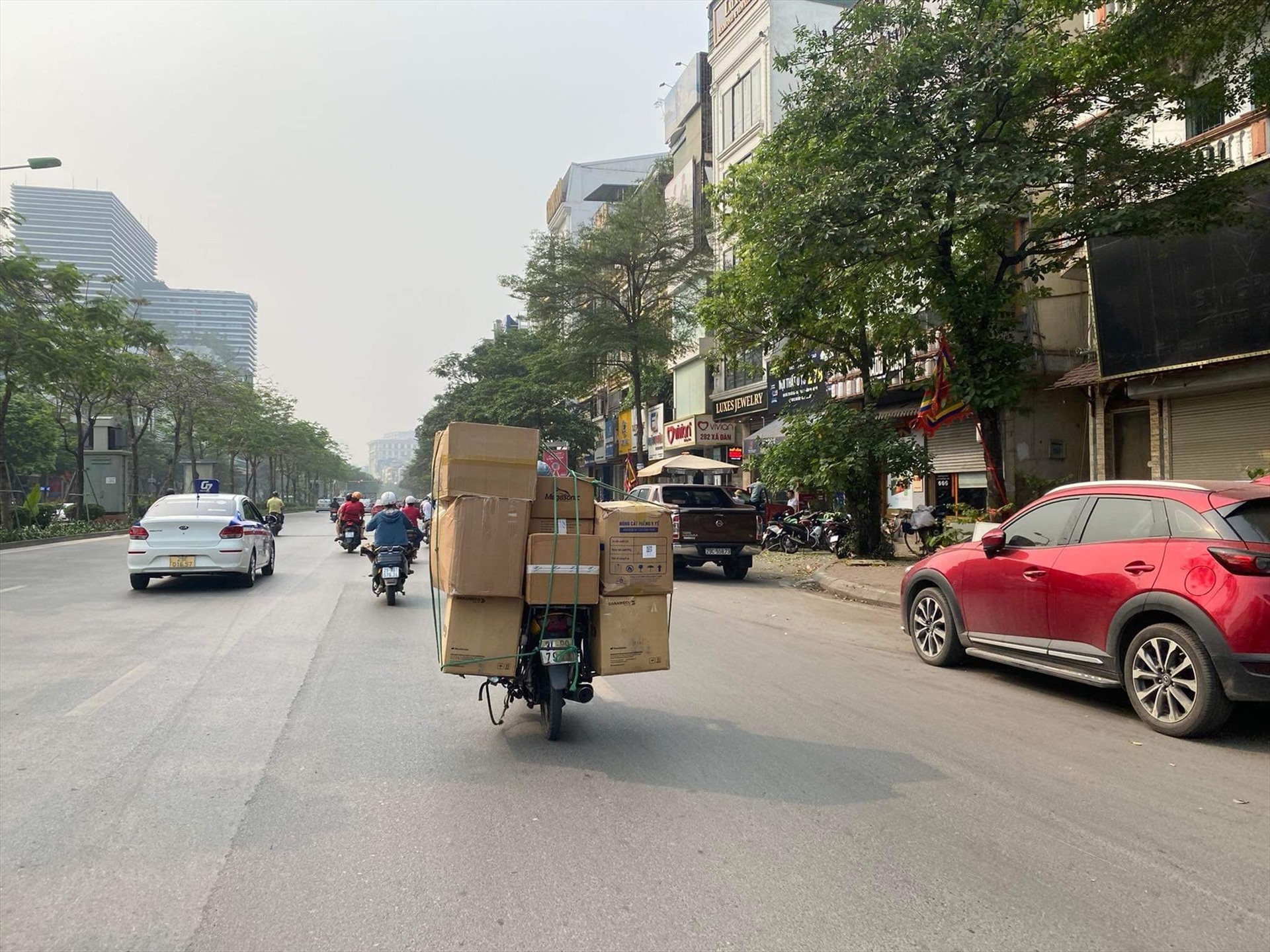 Hàng hoá được nhồi nhét trên xe lưu thông trên đường Xã Đàn, Hà Nội. Ảnh: Vĩnh Hoàng  