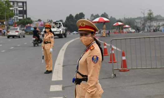 Lực lượng CSGT phân luồng, hướng dẫn người dân tham gia giao thông đúng tuyến, tránh vi phạm Luật Giao thông đường bộ trong dịp Lễ hội Đền Hùng năm 2023. Ảnh: Công an tỉnh Phú Thọ.