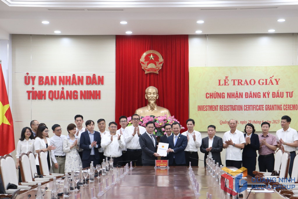 Ông Cao Tường Huy - Quyền Chủ tịch UBND tỉnh trao Giấy chứng nhận đầu tư cho đại diện Tập đoàn Foxconn ngày 29.6.2023. Ảnh: Hoàng Nga