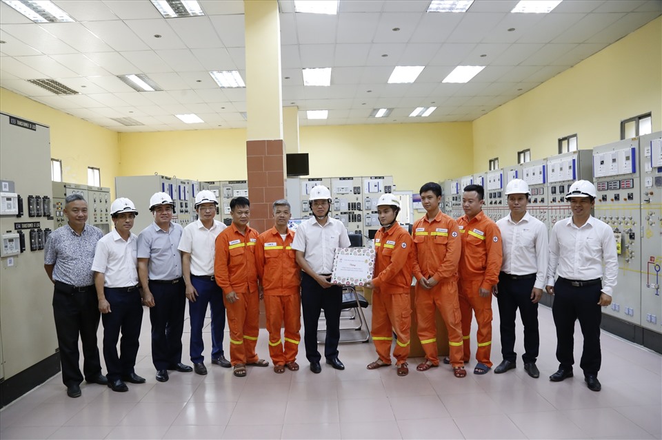 Đại diện Công đoàn Điện lực Việt Nam trao quà động viên người lao động truyền tải điện Hà Nội. Ảnh: Công đoàn ĐLVN