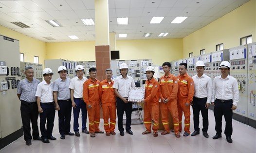 Đại diện Công đoàn Điện lực Việt Nam trao quà động viên người lao động truyền tải điện Hà Nội. Ảnh: Công đoàn ĐLVN