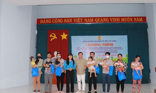 Bà Nguyễn Thị Kim Liên - Chủ tịch Công đoàn Khu kinh tế Tây Ninh trao sữa cho các cháu thiếu nhi. Ảnh: Phương Dung