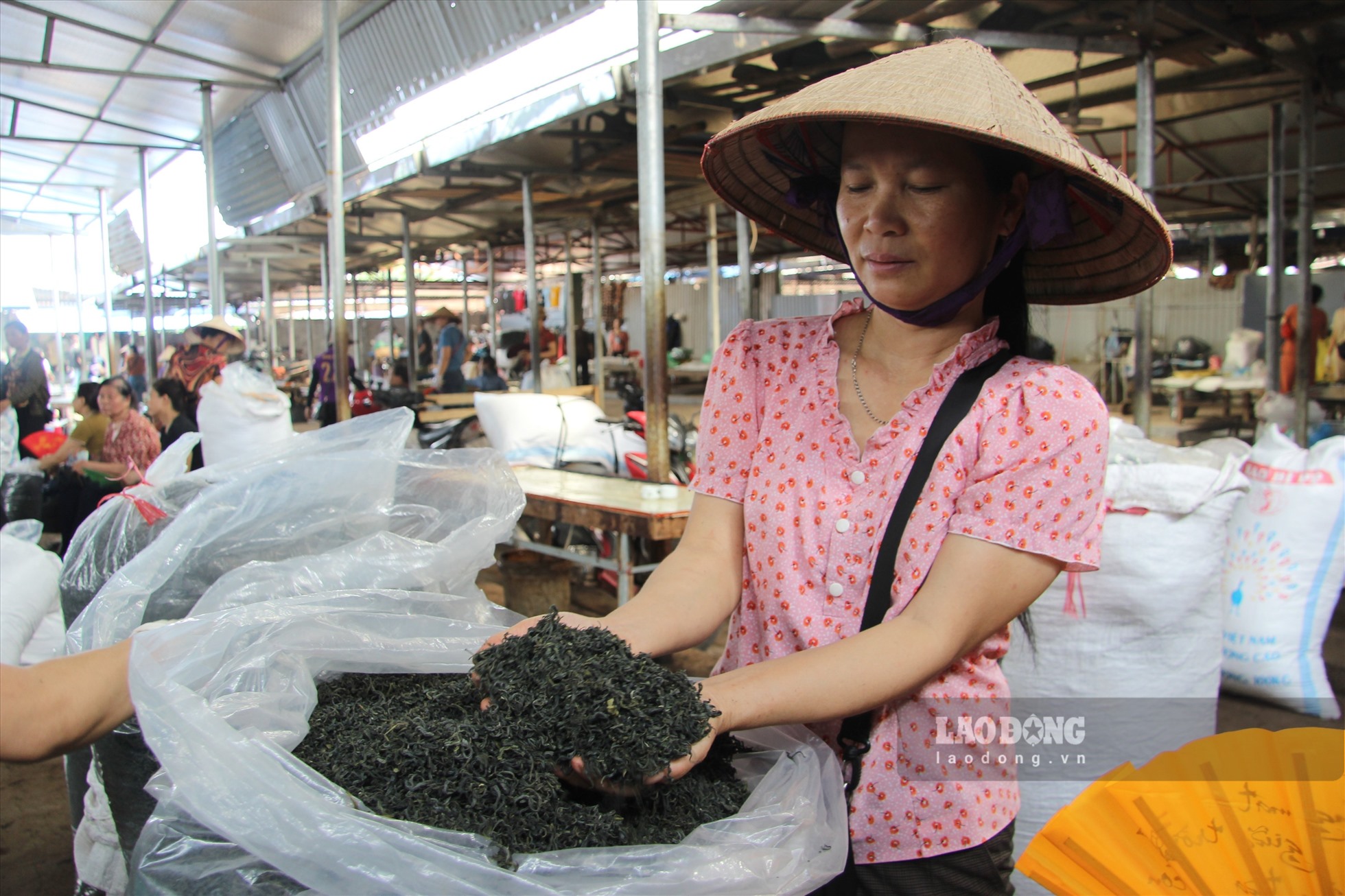 Chợ chè Phúc Xuân trở thành điểm đến quen thuộc của những người yêu văn hóa trà. Ảnh: Lam Thanh