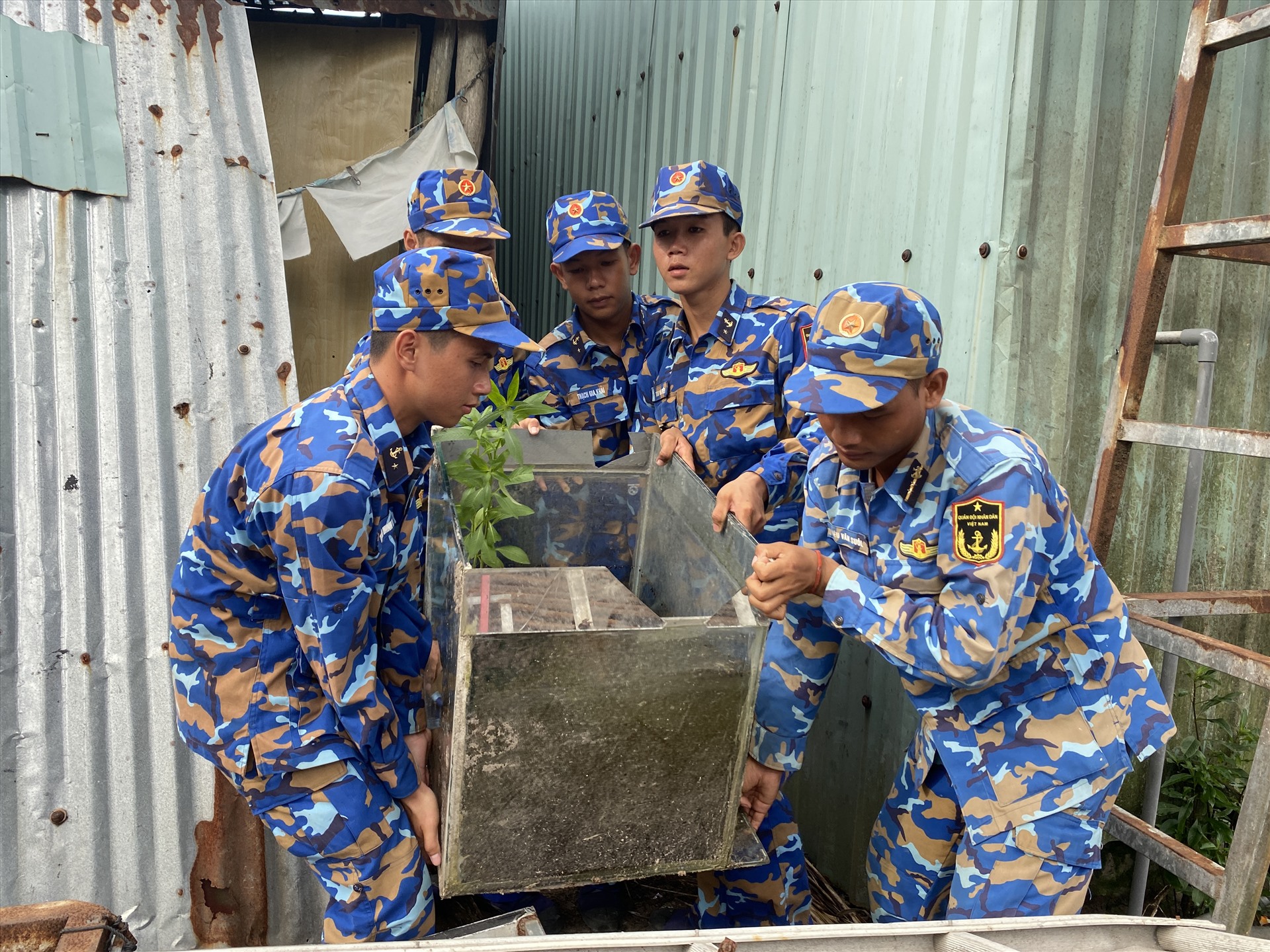 Cán bộ, chiến sĩ Tiểu đoàn 563, Vùng 5 Hải quân xử lý bể nước bẩn chứa lăng quăng, bọ gậy. Ảnh: V5HQ
