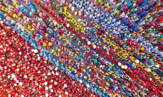 Hơn 6.200 người mặc áo dài diễu hành bên bờ biển Nha Trang tạo nên bức tranh rực rỡ. Ảnh: Vương Mạnh Cường